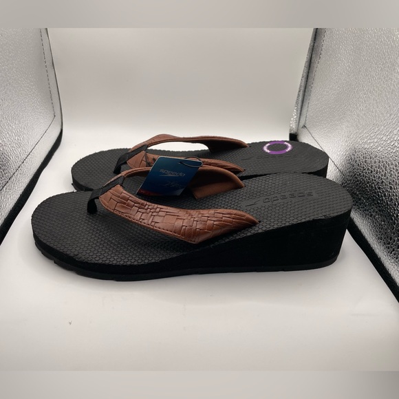 NEW! Speedo women’s Brown and Black Wedge Flip Flops size 9 - Picture 1 of 10